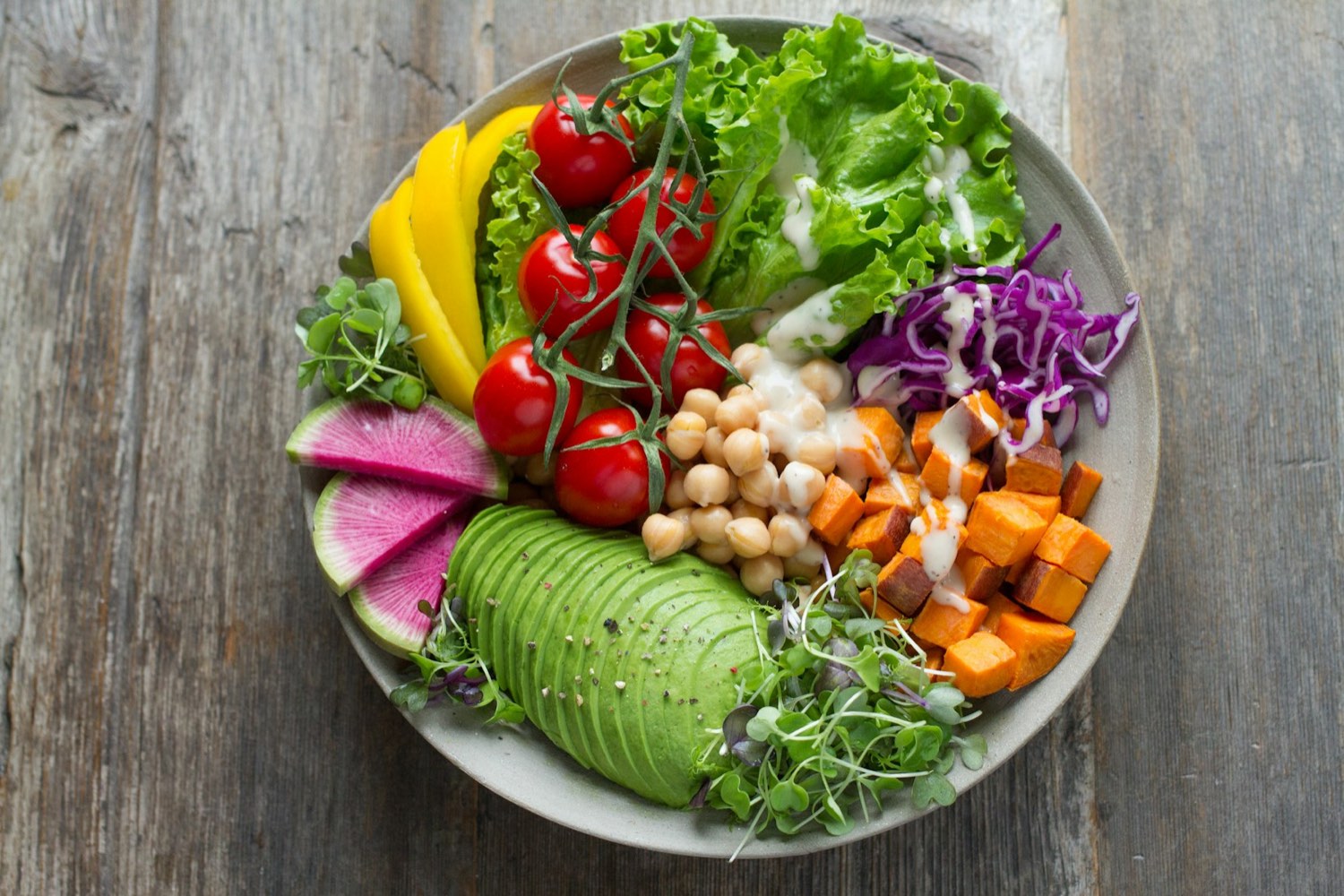 A colourful salad bowl with avocado, chickpeas and vegetables